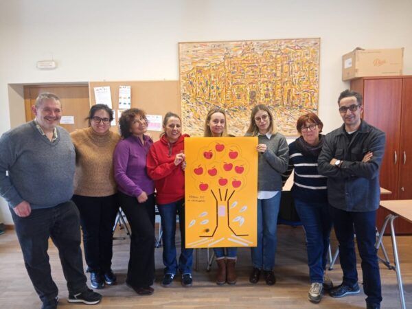 Grupo de alumnos del programa Asistir en Ciudad Rodrigo mostrando un cartel sobre igualdad