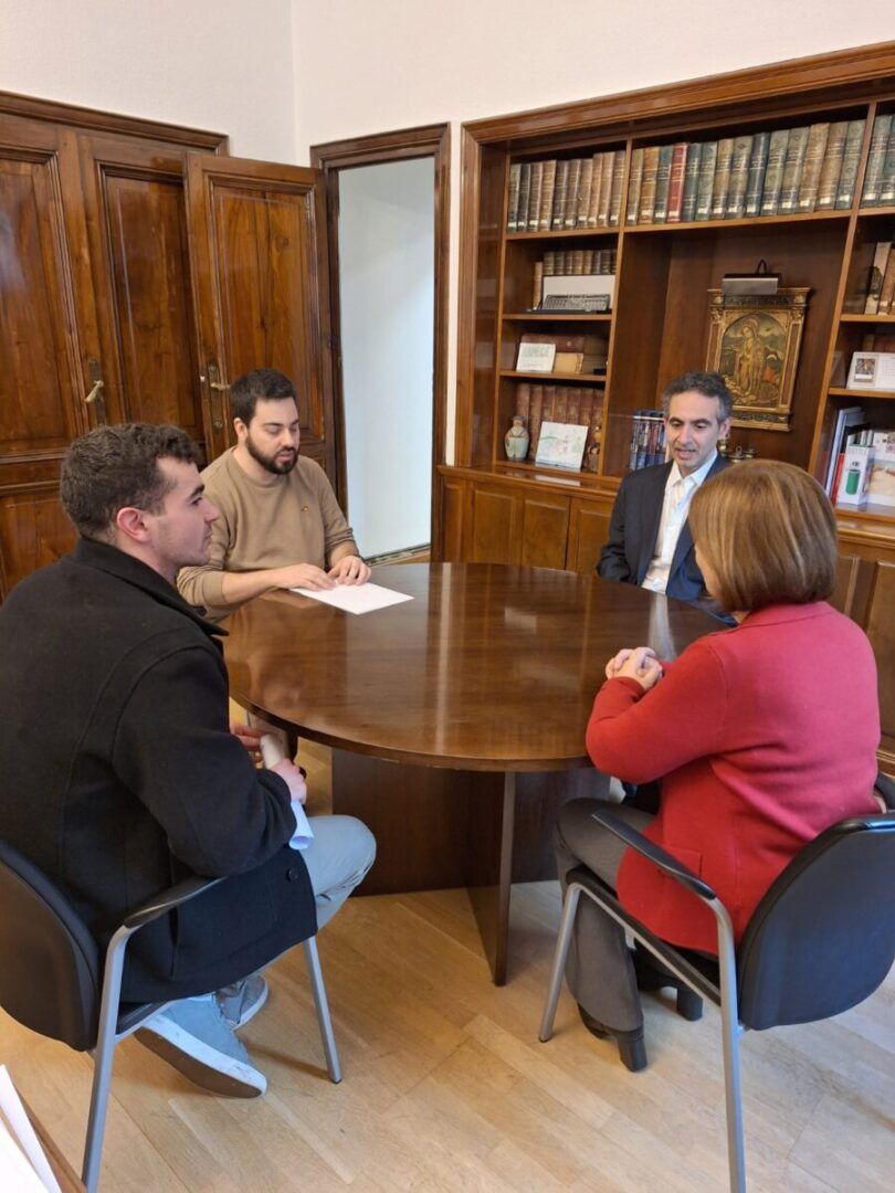Alumnos de la Universidad de Salamanca en reunión en una oficina