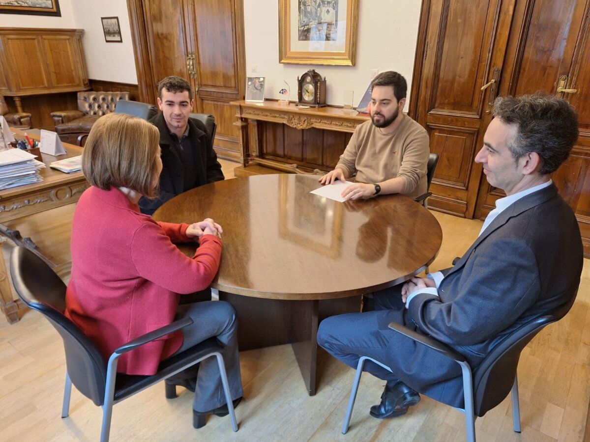 Alumnos de la Universidad de Salamanca en reunión en la Subdelegación del Gobierno