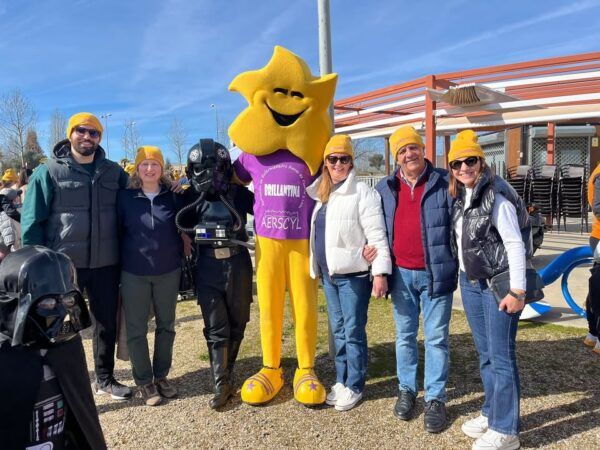 Grupo de personas en la IX Marea Amarilla apoyando enfermedades raras