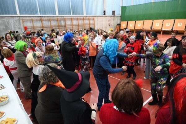Participantes del Carnaval de la asociación Amanecer bailando y disfrutando en Ciudad Rodrigo.