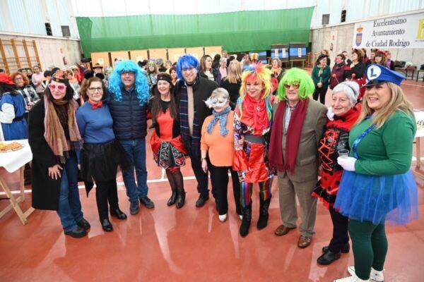 Grupo de personas disfrazadas en el Carnaval de la asociación Amanecer en Ciudad Rodrigo
