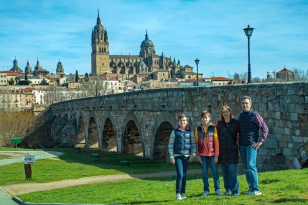 Familia posando en Salamanca con la catedral al fondo