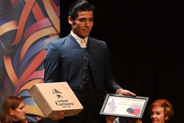 Joven con trofeo y certificado del Bolsin Taurino Mirobrigense