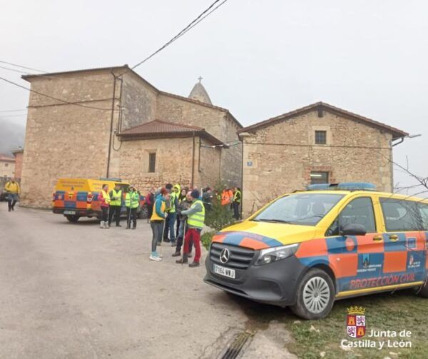 Equipos de rescate en Urría, Burgos, buscando a un anciano desaparecido.