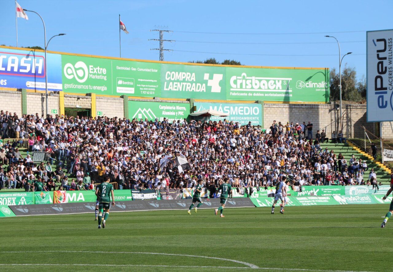 Jugadores de Unionistas y Cacereño en un partido emocionante con afición