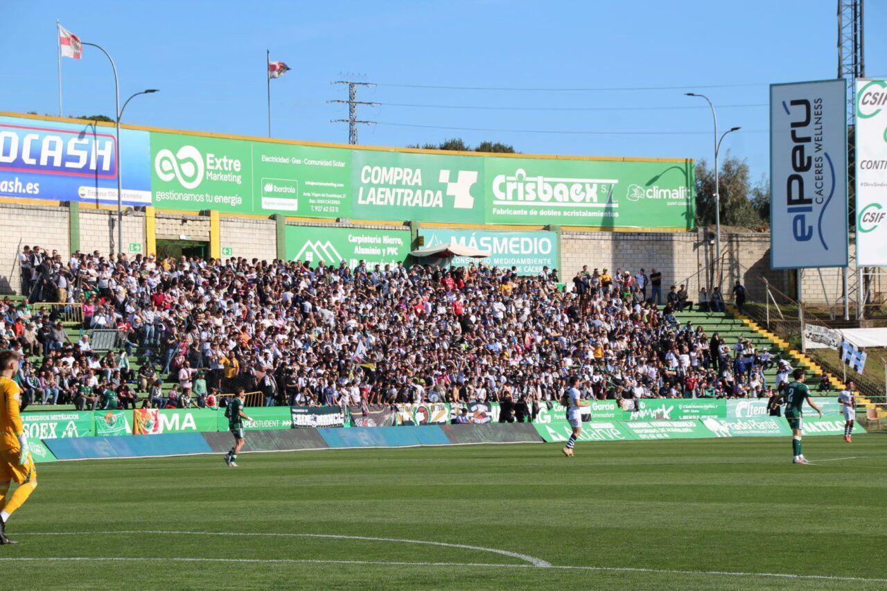 Aficionados en el estadio durante el partido entre Cacereño y Unionistas