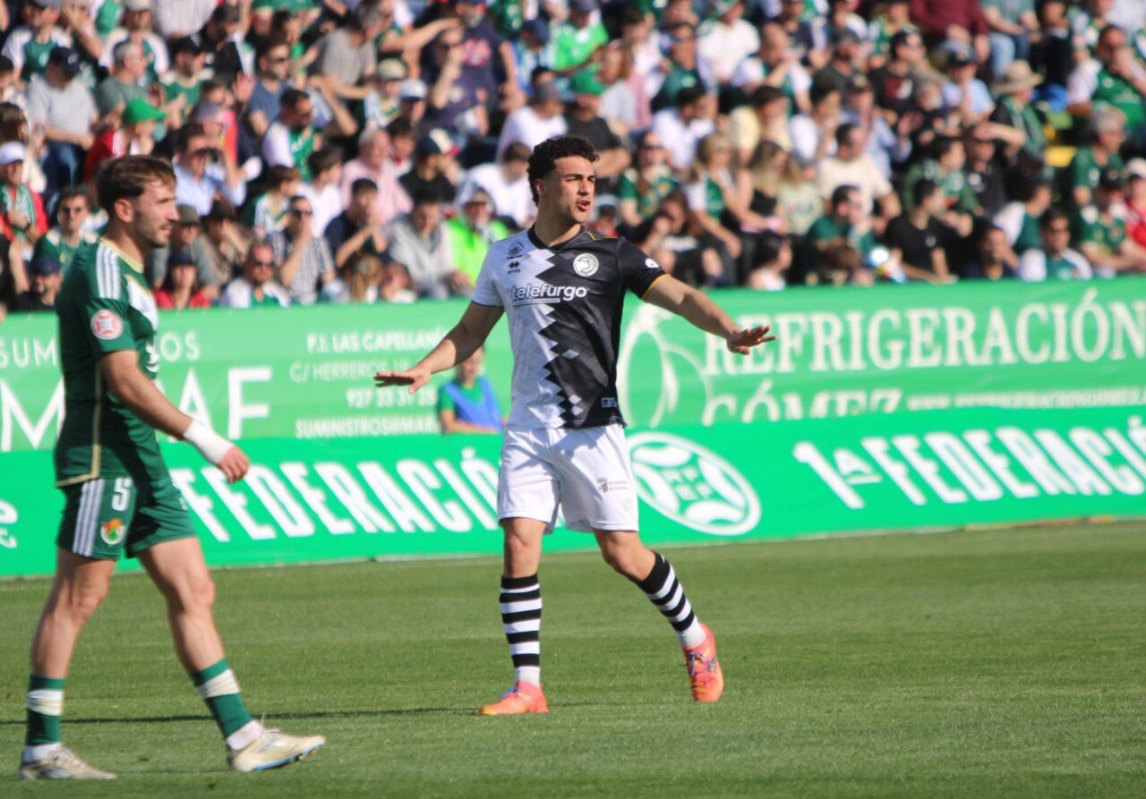 Jugador de Unionistas CF celebrando en un partido contra Cacereño