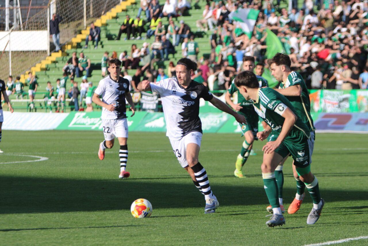 Jugadores de Unionistas y Cacereño en un partido emocionante