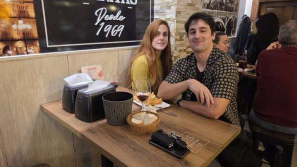 Pareja disfrutando de una comida en el Café Bar Chinitas decorado para San Valentín.