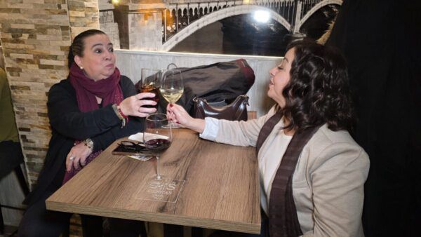 Dos mujeres brindando con copas en el Café Bar Chinitas decorado para San Valentín