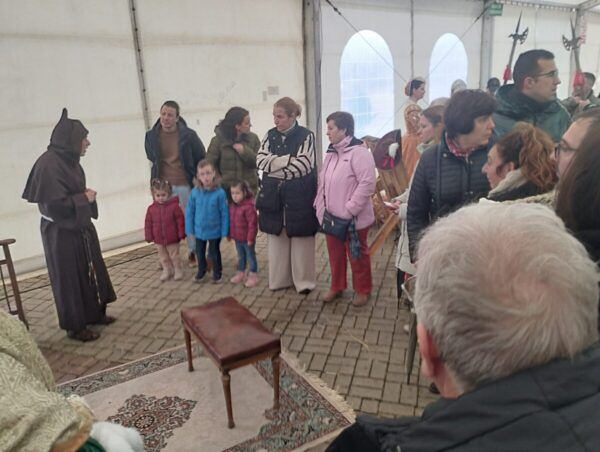 Grupo de personas en un campamento histórico en Santa Marta