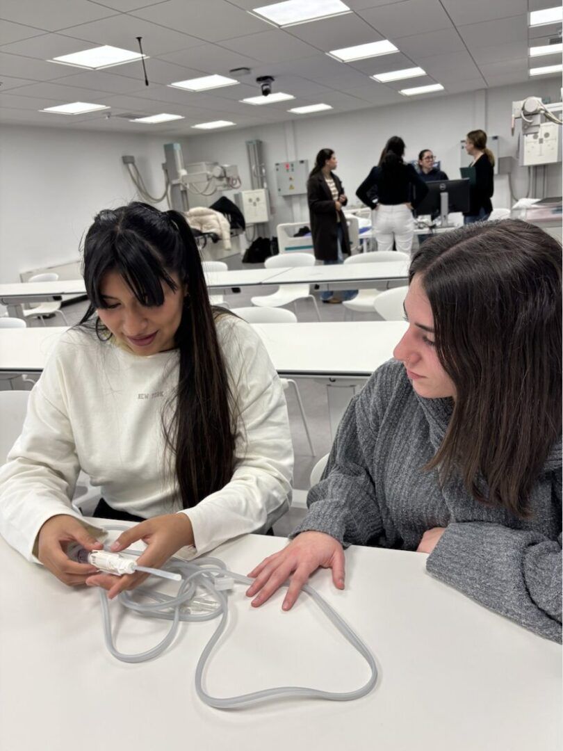 Estudiantes interactuando con material sanitario en un aula moderna