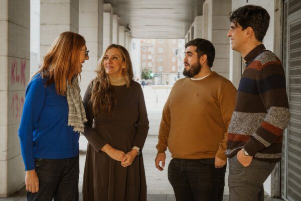 Cuatro personas conversando en un entorno urbano en Salamanca