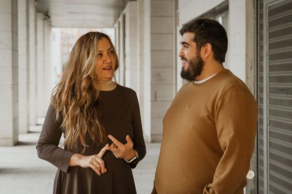 Dos personas conversando en un entorno urbano en Salamanca