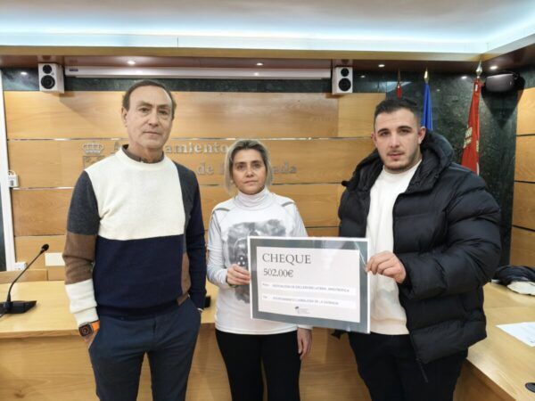 Entrega de cheque de 502 euros a ELACYL en Carbajosa