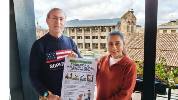 Entrega de kits de limpieza canina en Carbajosa de la Sagrada