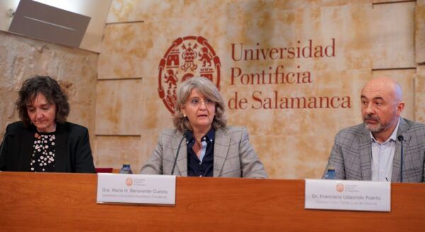 Presentación del III Concierto por la Paz en la UPSA con ponentes en mesa.