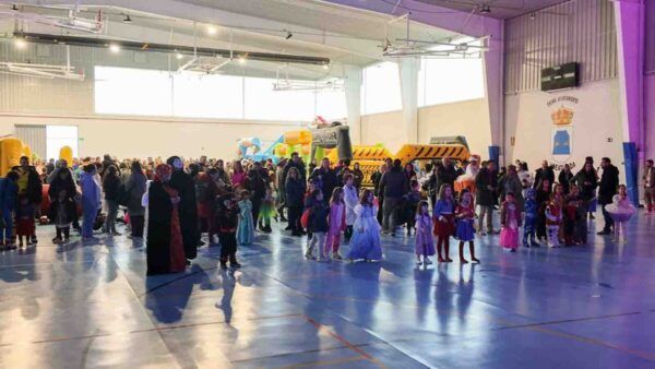Multitud de personas y niños disfrazados en el carnaval de Aldeatejada
