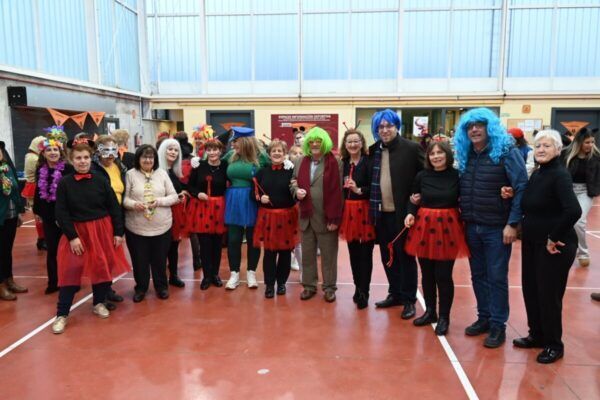 Grupo de personas disfrazadas en el Carnaval de la asociación Amanecer en Ciudad Rodrigo