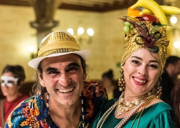 Pareja sonriente en el Carnaval Cultural Brasileiro en Salamanca