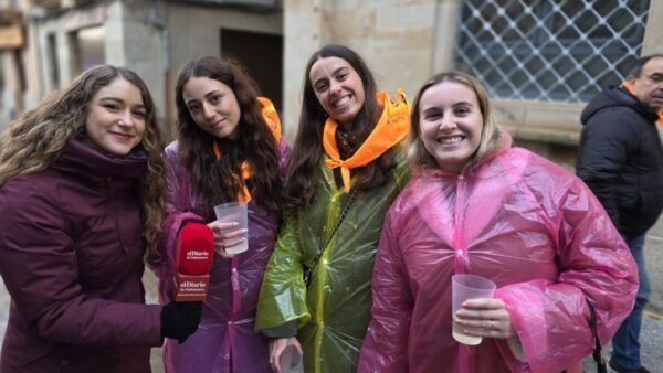 Cuatro jóvenes sonrientes en el Carnaval del Toro con chaquetas de colores