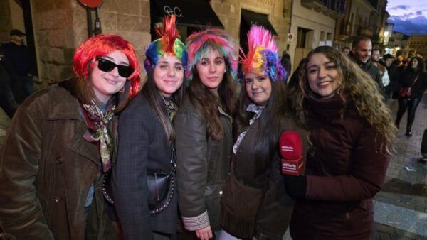 Grupo de personas con pelucas coloridas en el Carnaval del Toro