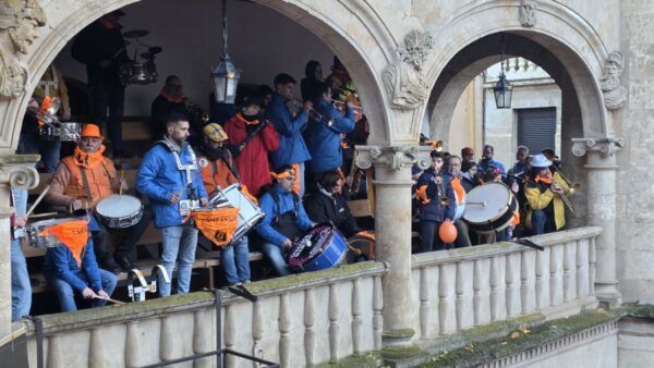 Músicos en el Carnaval del Toro de Ciudad Rodrigo con instrumentos y bandanas naranjas