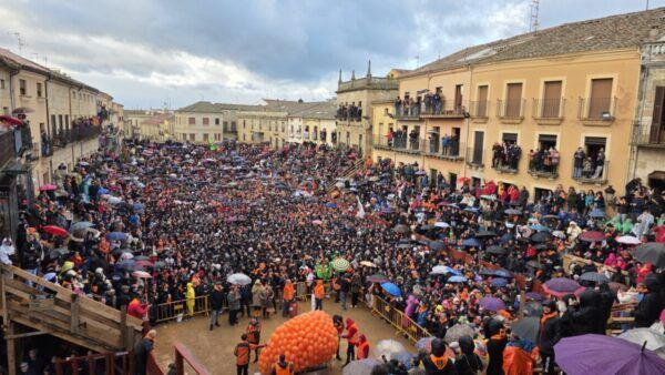 Multitud de personas en la Plaza Mayor durante el Carnaval del Toro 2026