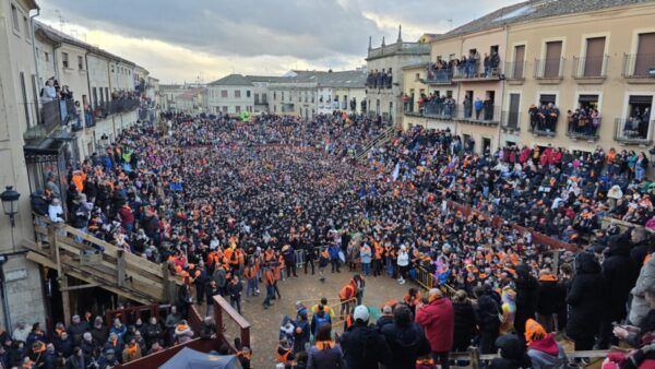 Multitud en la Plaza Mayor durante el Carnaval del Toro en Ciudad Rodrigo