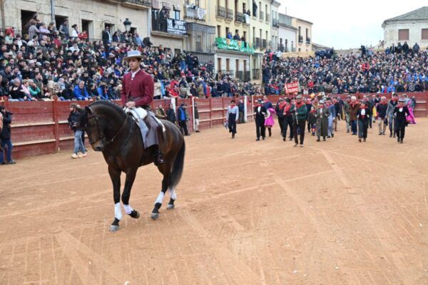 Desfile en el Carnaval del Toro con jinetes y público animado