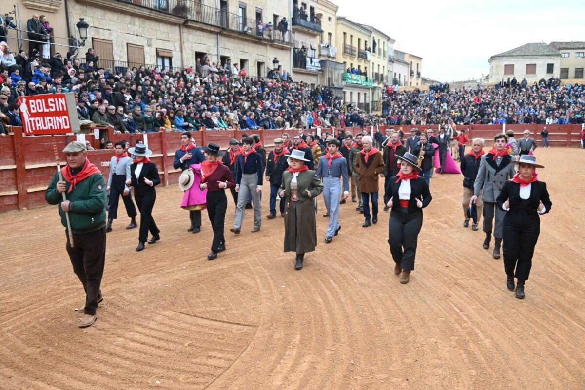 Desfile de participantes en el Carnaval del Toro en una plaza llena de espectadores
