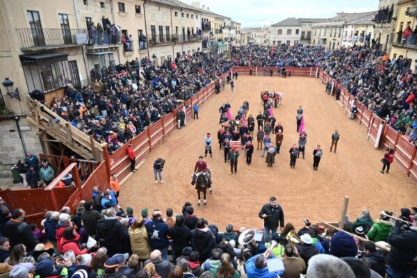 Multitud de personas disfrutando del Carnaval del Toro en una plaza