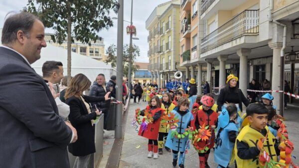 Desfile escolar de Carnaval en Guijuelo con niños disfrazados