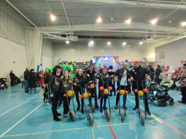 Grupo de personas disfrazadas en un carnaval con scooters