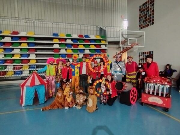 Grupo de personas disfrazadas en un evento de carnaval con temática circense