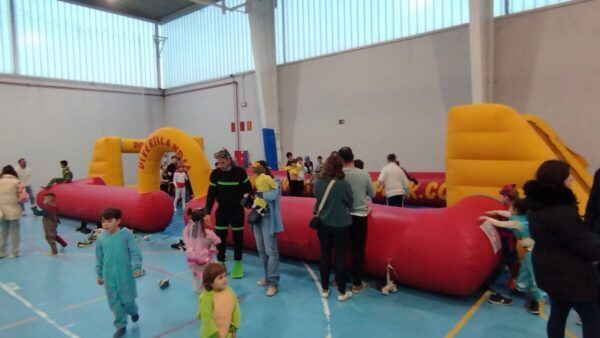 Niños jugando en un inflable durante el carnaval