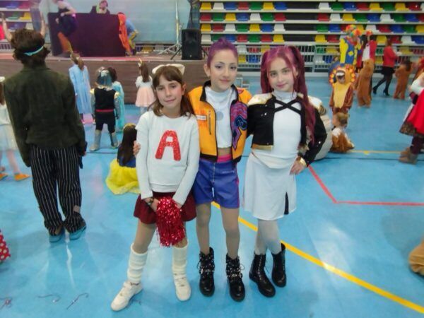 Tres niñas en disfraces coloridos durante el carnaval