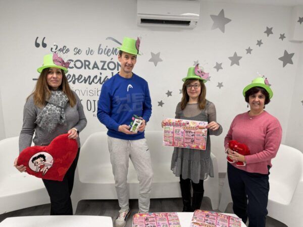 Grupo de personas con sombreros de carnaval y decoraciones