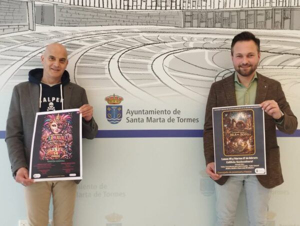 Dos hombres sosteniendo carteles del Carnaval en Santa Marta