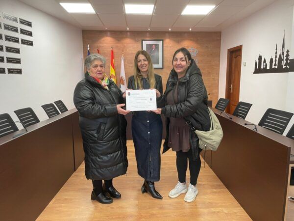 Entrega de recaudación a la asociación Castegatos en Castellanos de Moriscos