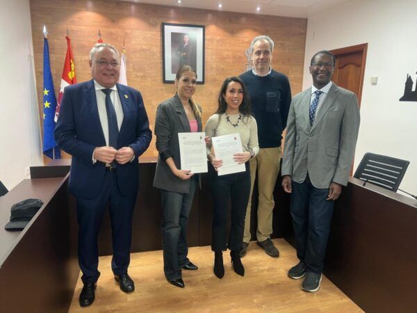 Acto de firma de convenio para orientación jurídica gratuita en Castellanos