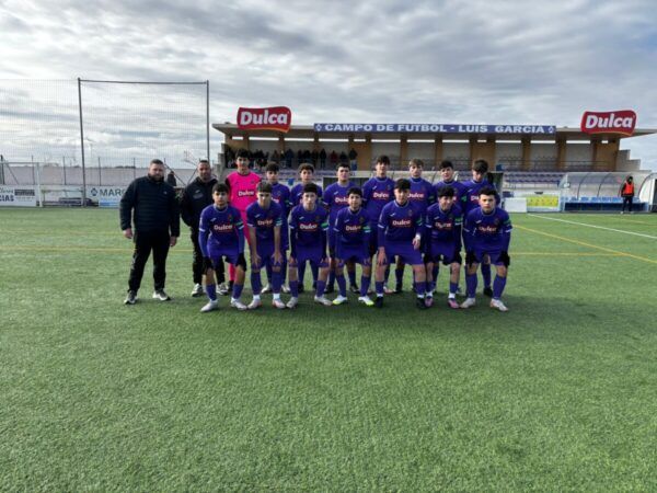 Equipo del CD Peñaranda posando en el campo de fútbol Luis García