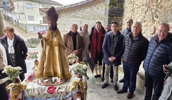 Grupo de personas celebrando San Blas en Santibáñez de la Sierra con una estatua.