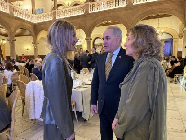 Asistentes conversando en la cena contra el cáncer en Salamanca