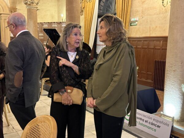 Dos mujeres conversando en un evento de la AECC en Salamanca