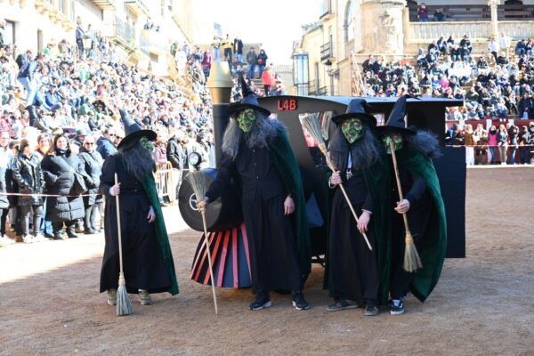 Grupo de personas disfrazadas de brujas en el Carnaval de Ciudad Rodrigo