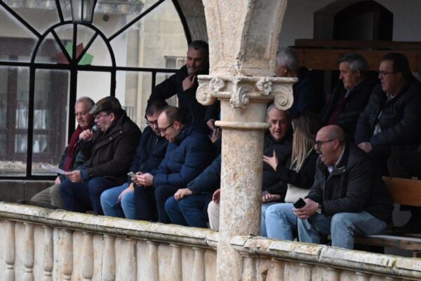 Grupo de personas en un tentadero del Carnaval del Toro en Ciudad Rodrigo