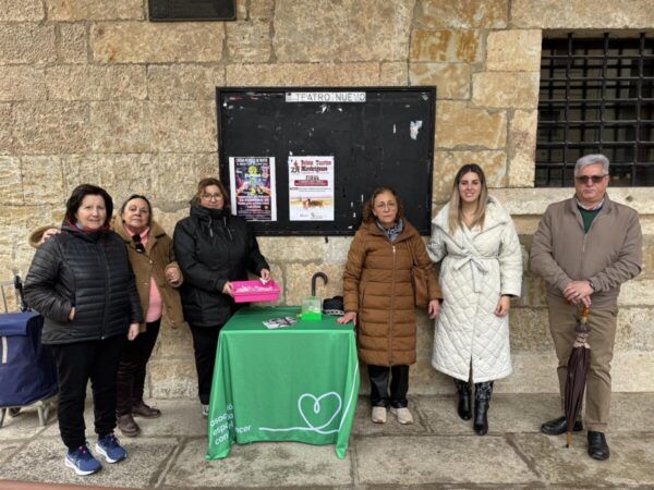 Mesa informativa del Día Mundial contra el Cáncer en Ciudad Rodrigo