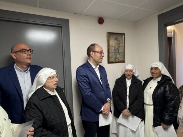 Grupo de personas junto a la Virgen de la Salud en Ciudad Rodrigo